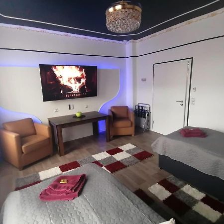 Best-Preis -Gold Suite- Mit Netflix, Self-Check-In, Ebike Ladestation, Fahrradraum, Wlan, Netflix Und Massagesessel - Direkt Am Elberadweg Im Herzen Von Wittenberge Luaran gambar