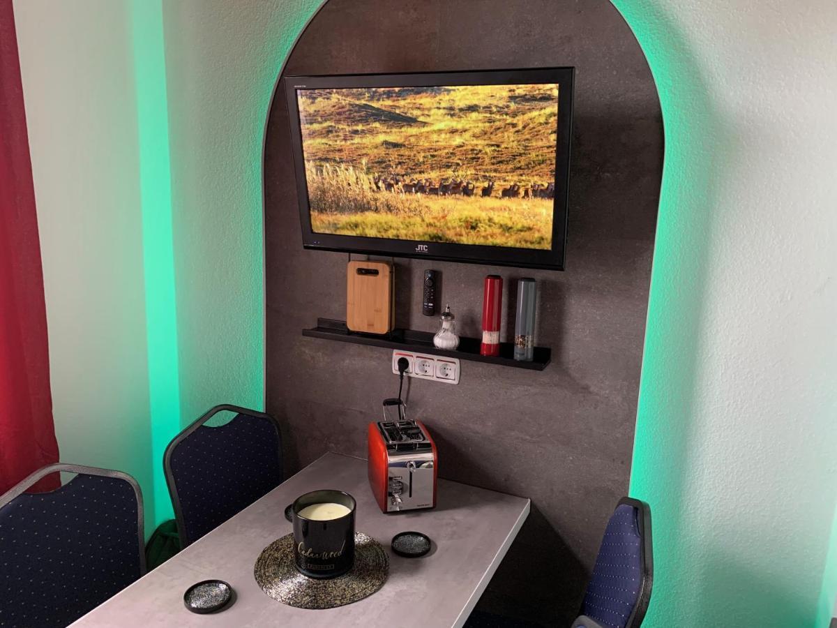 Best-Preis -Gold Suite- Mit Netflix, Self-Check-In, Ebike Ladestation, Fahrradraum, Wlan, Netflix Und Massagesessel - Direkt Am Elberadweg Im Herzen Von Wittenberge Luaran gambar