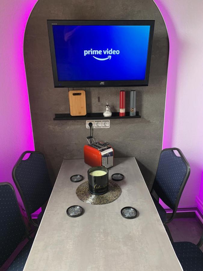 Best-Preis -Gold Suite- Mit Netflix, Self-Check-In, Ebike Ladestation, Fahrradraum, Wlan, Netflix Und Massagesessel - Direkt Am Elberadweg Im Herzen Von Wittenberge Luaran gambar