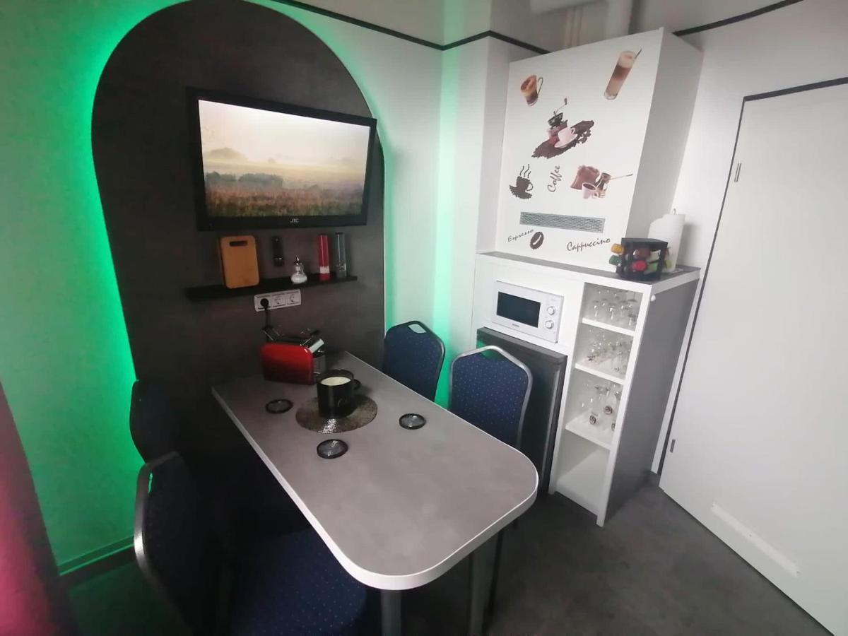 Best-Preis -Gold Suite- Mit Netflix, Self-Check-In, Ebike Ladestation, Fahrradraum, Wlan, Netflix Und Massagesessel - Direkt Am Elberadweg Im Herzen Von Wittenberge Luaran gambar