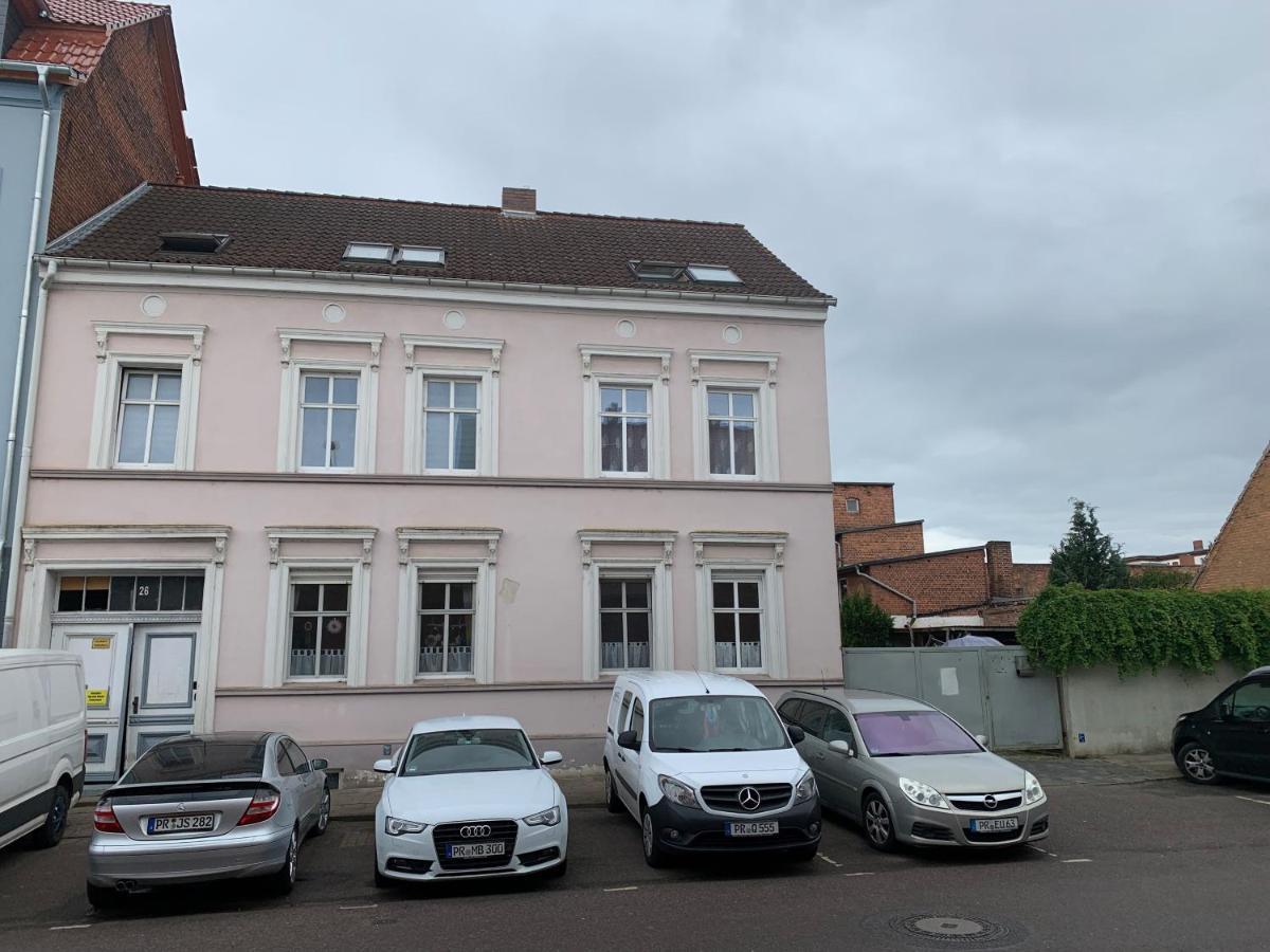 Best-Preis -Gold Suite- Mit Netflix, Self-Check-In, Ebike Ladestation, Fahrradraum, Wlan, Netflix Und Massagesessel - Direkt Am Elberadweg Im Herzen Von Wittenberge Luaran gambar